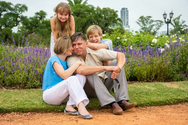 Szczęśliwe Rodziny Relaks Parku — Zdjęcie stockowe