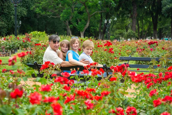 Familia Feliz Relajándose Parque — Foto de Stock