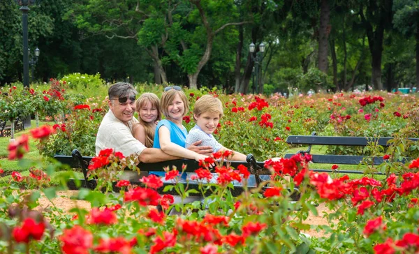 Família Feliz Relaxando Parque — Fotografia de Stock