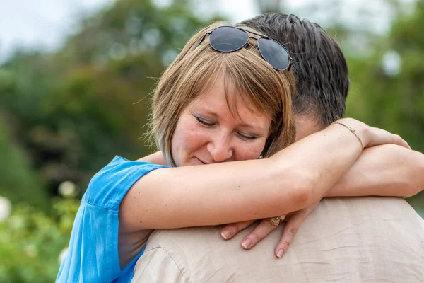 Νεαρή Συναισθηματική Γυναίκα Αγκαλιάζει Τον Άντρα Της Στο Πάρκο — Φωτογραφία Αρχείου