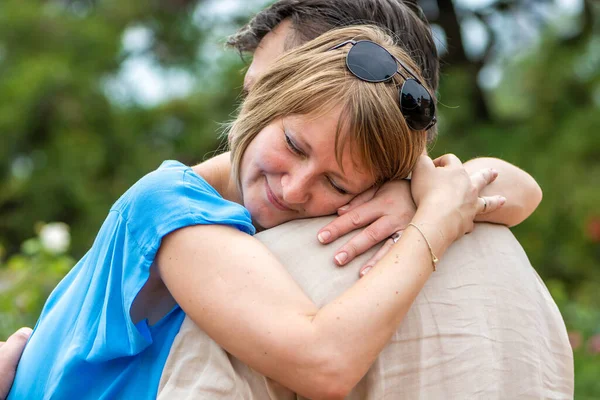 Giovane Donna Emotiva Che Abbraccia Marito Nel Parco — Foto Stock