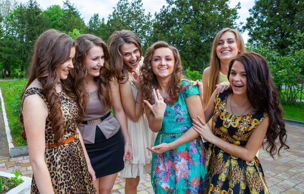 Grupp Glada Kvinnliga Vänner Parken — Stockfoto