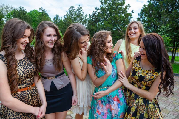 Grupp Glada Kvinnliga Vänner Parken — Stockfoto