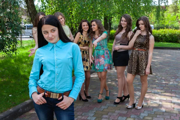 Estudantes Universitários Bullying Seu Companheiro Grupo Menina Faculdade — Fotografia de Stock