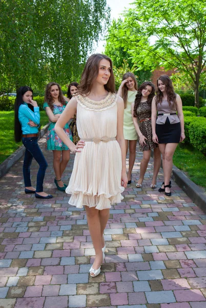 大学生いじめ彼らのグループメイト大学の女の子 — ストック写真