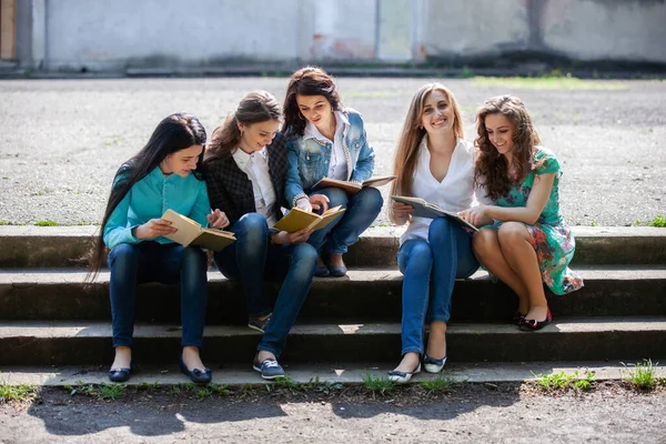 Group Female Students Sitting Books Courtyard University — Stock Photo, Image