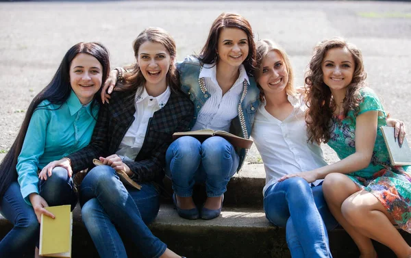 Üniversitenin Bahçesinde Elinde Kitaplarla Oturan Bir Grup Kız Öğrenci — Stok fotoğraf