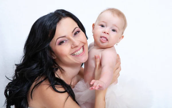 Glückliche Mutter Mit Baby Auf Hellem Hintergrund — Stockfoto