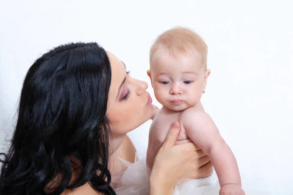 Madre Feliz Con Bebé Sobre Fondo Claro —  Fotos de Stock