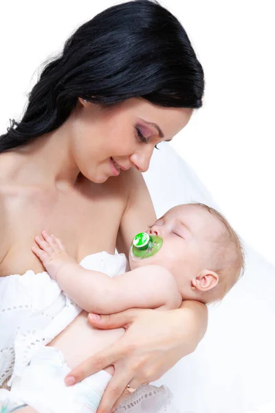 Μωρό Ένας Ύπνος Στα Χέρια Της Μητέρας Ένα Ελαφρύ Φόντο — Φωτογραφία Αρχείου