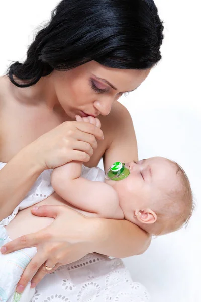 Bebé Sueño Las Manos Madre Sobre Fondo Claro — Foto de Stock