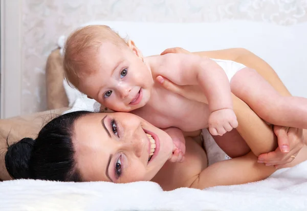 Mãe Feliz Com Bebê Fundo Leve — Fotografia de Stock