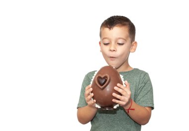 Paskalya çikolatalı yumurtalı mutlu küçük çocuk.