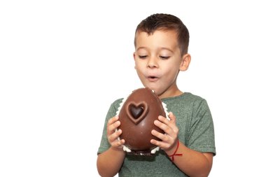 Paskalya çikolatalı yumurtalı mutlu küçük çocuk.