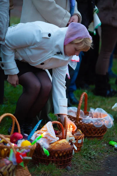 Egy Gyertyát Gyújt Egy Húsvéti Kosárban — Stock Fotó