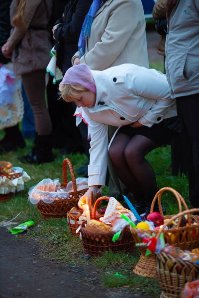 Egy Gyertyát Gyújt Egy Húsvéti Kosárban — Stock Fotó