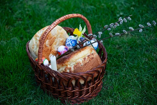 复活节篮子 草上有节日食物 — 图库照片