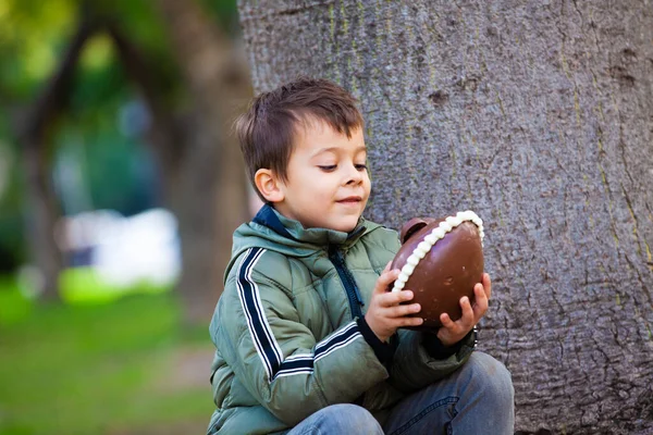 Glücklicher Kleiner Junge Mit Osterschokoladenei Park — Stockfoto