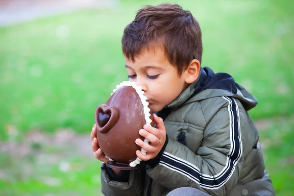 快乐的小男孩 公园里有复活节巧克力蛋 — 图库照片