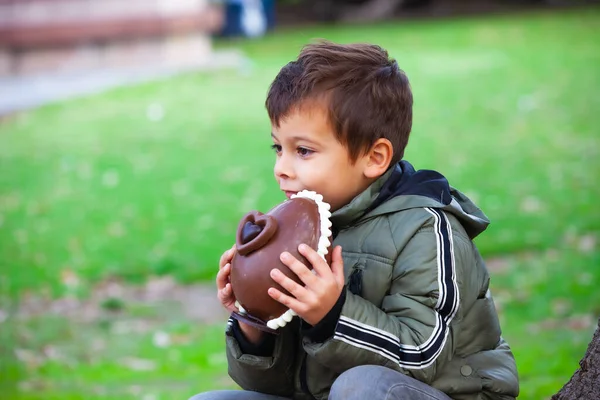 Glad Liten Pojke Med Påsk Choklad Ägg Parken — Stockfoto