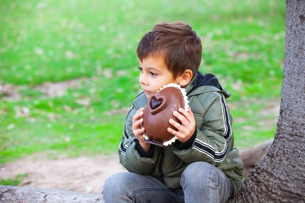 Niño Feliz Con Huevo Chocolate Pascua Parque — Foto de Stock