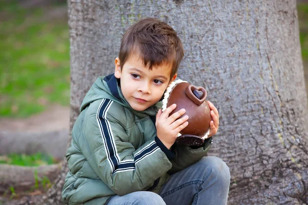Bambino Felice Con Uovo Cioccolato Pasquale Nel Parco — Foto Stock
