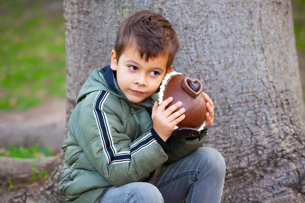 Šťastný Malý Chlapec Velikonoční Čokoládové Vejce Parku — Stock fotografie