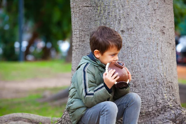 Счастливый Маленький Мальчик Пасхальным Шоколадным Яйцом Парке — стоковое фото