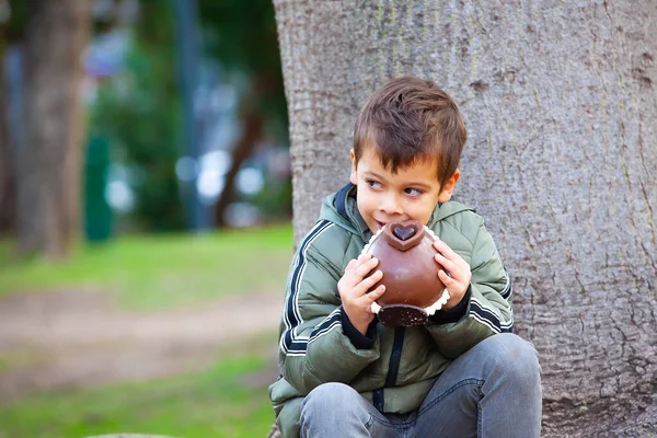 Niño Feliz Con Huevo Chocolate Pascua Parque —  Fotos de Stock