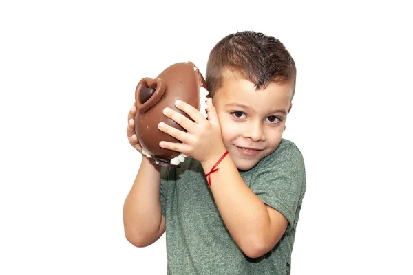 快乐的小男孩 带着浅色背景的复活节巧克力蛋 — 图库照片