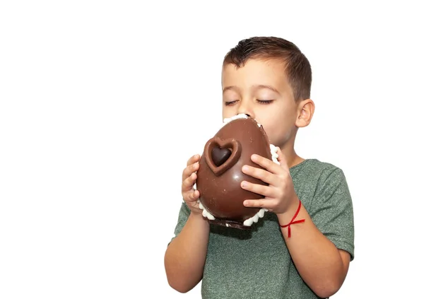 Glücklicher Kleiner Junge Mit Osterschokolade Auf Hellem Hintergrund — Stockfoto