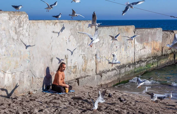 Man Seashore Feeds Seagulls Bread — Stock Photo, Image