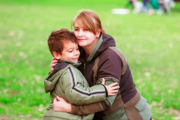 Gelukkig Grootmoeder Met Haar Kleinzoon Het Park — Stockfoto