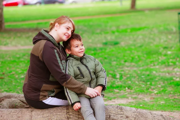 Gelukkig Grootmoeder Met Haar Kleinzoon Het Park — Stockfoto