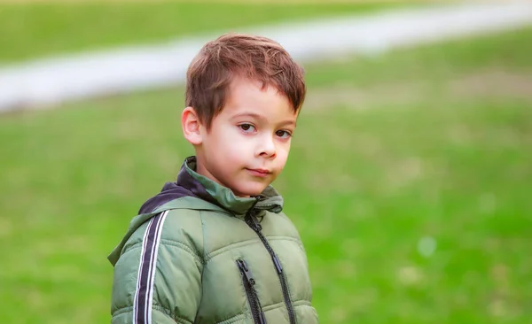 公園にいるヒスパニック少年の肖像画 — ストック写真