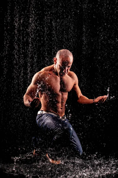 Atleet Bodybuilder Onder Jets Van Regen Een Zwarte Achtergrond — Stockfoto