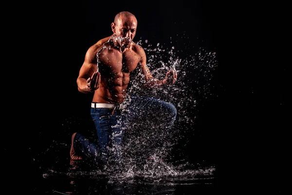 Atleta Bodybuilder Sotto Getti Pioggia Uno Sfondo Nero — Foto Stock