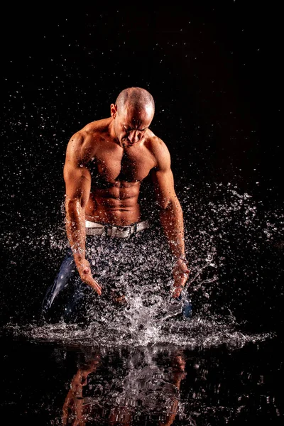 Athletischer Bodybuilder Regen Vor Schwarzem Hintergrund — Stockfoto