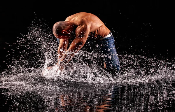 Спортсмен Культурист Струями Дождя Черном Фоне — стоковое фото