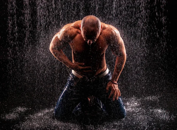 Athletischer Bodybuilder Regen Vor Schwarzem Hintergrund — Stockfoto