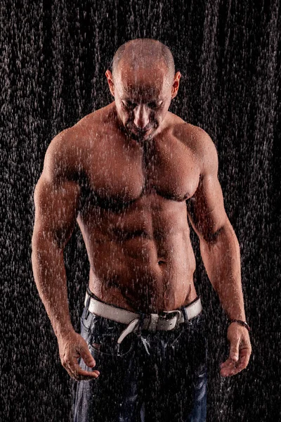 Siyah Arka Planda Yağmurun Altında Vücut Geliştiren Sporcu — Stok fotoğraf
