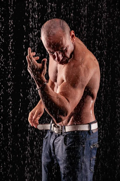 Αθλητής Bodybuilder Κάτω Από Πίδακες Βροχής Μαύρο Φόντο — Φωτογραφία Αρχείου
