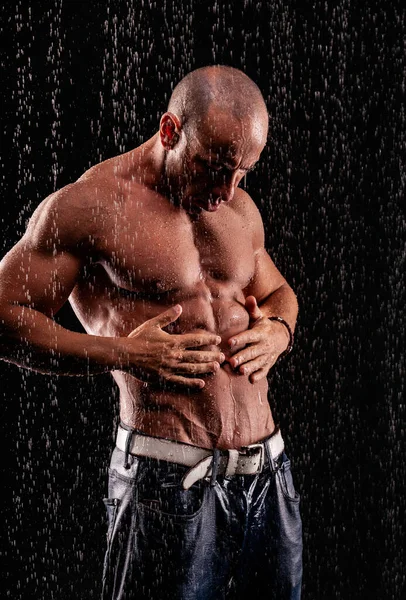 Atleta Bodybuilder Sotto Getti Pioggia Uno Sfondo Nero — Foto Stock