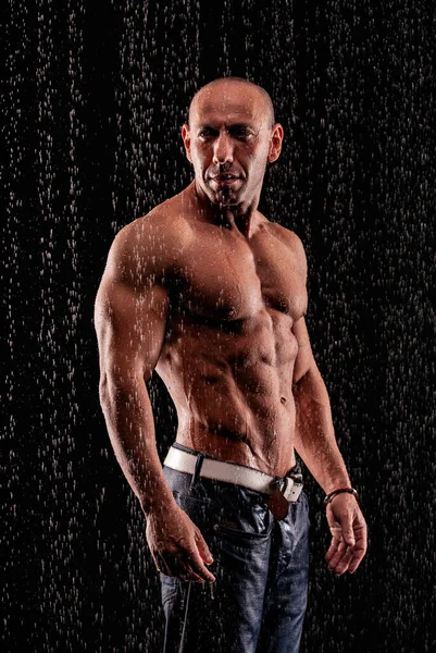 Athlete Bodybuilder Jets Rain Black Background — Stock Photo, Image