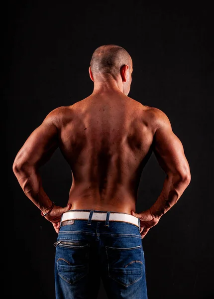 Atleet Bodybuilder Een Zwarte Achtergrond — Stockfoto