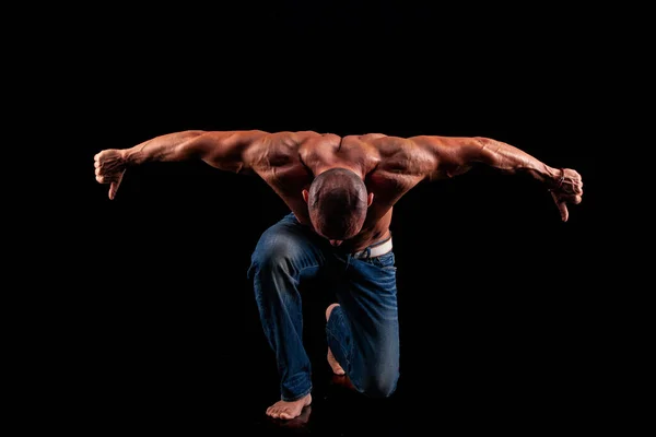 Αθλητής Bodybuilder Μαύρο Φόντο — Φωτογραφία Αρχείου