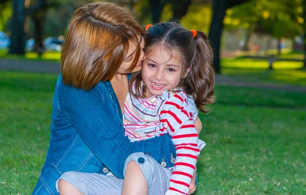 Madre Feliz Con Hija Césped Parque —  Fotos de Stock