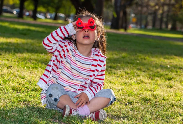 Blondynka Piękny Naszyjnik公園での双眼鏡を持つ子供 — ストック写真