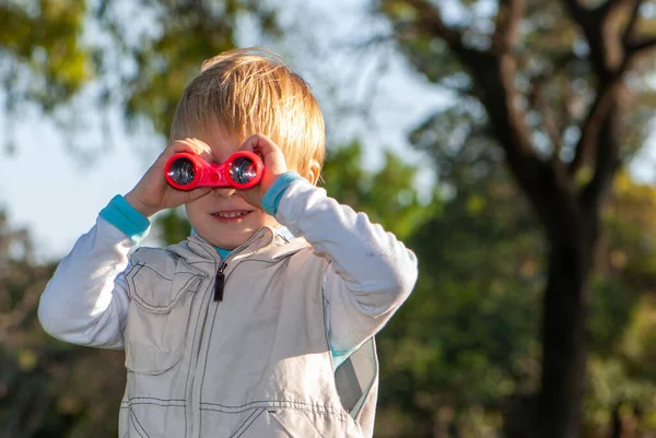 Niño Con Binoculares Parque —  Fotos de Stock