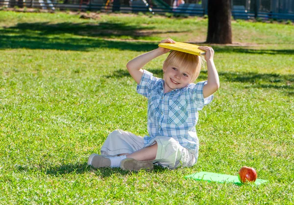 Liten Pojke Med Ett Äpple Och Bok Parken — Stockfoto